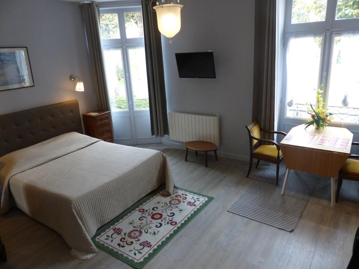 Hotel Des Thermes บูร์บง-ลาร์ชองโบลต์ ภายนอก รูปภาพ