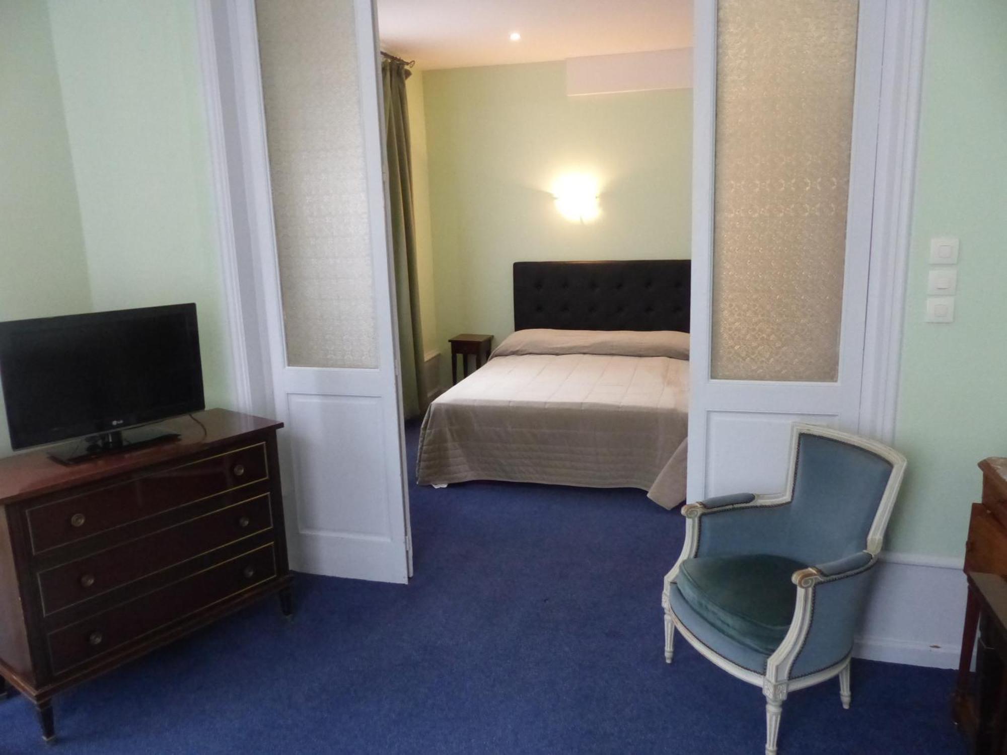 Hotel Des Thermes บูร์บง-ลาร์ชองโบลต์ ภายนอก รูปภาพ